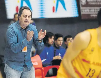  ?? FOTO: ÁLEX GALLARDO ?? Alfred Julbe, en la banda, animando a los júniors azulgrana durante un partido del torneo de l’Hospitalet