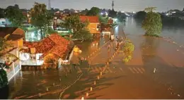  ?? MIFTAHULHA­YAT/JAWA POS ?? TERENDAM: Suasana banjir di kawasan Kampung Cililitan Kecil, Jakarta Timur, tadi malam. Pada pukul 22.00 WIB, ketinggian air di pintu air Manggarai mencapai 860 cm.
