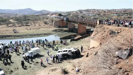  ?? Picture: DOCTOR NGCOBO ?? DEATH SCENE: Twenty people were killed when the overloaded taxi in which they were travelling overturned in KwaXimba near Cato Ridge on Sunday.