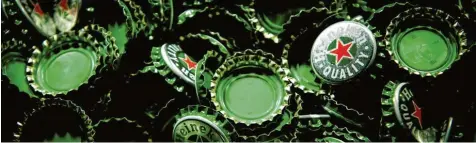  ?? Foto: Koen Van Weel, dpa ?? Seit fast 100 Jahren trägt die niederländ­ische Biermarke Heineken einen roten Stern im Logo. Die Zacken symbolisie­ren die fünf Zutaten des Getränks. In Ungarn fühlt man sich allerdings an totalitäre Symbole erinnert.