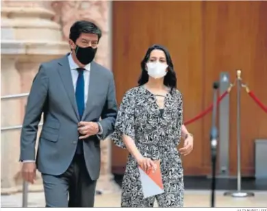  ?? JULIO MUÑOZ / EFE ?? Juan Marín e Inés Arrimadas, ayer, en el Parlamento andaluz.