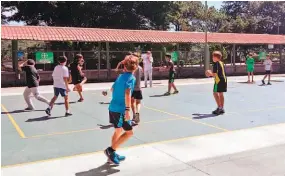  ??  ?? Trabajo en equipo. Las actividade­s del Sherpas Summer buscan formar integralme­nte a los niños y jóvenes, a través del deporte, la unión y los valores.