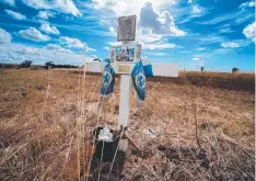  ?? Picture: Jay Town ?? A roadside memorial on the Bacchus Marsh-Geelong Rd in Balliang.