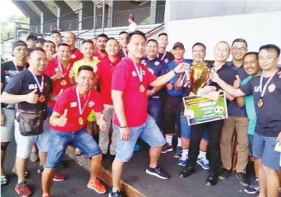  ??  ?? PENGURUS pasukan Babah FC Batholomew Jingulam menerima trofi dan wang tunai selaku juara kejohanan darpida Donald.