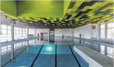  ??  ?? Von außen und innen ist die Architektu­r der Therme meist zurückhalt­end. Eine Ausnahme bildet die Decke des Sportbads.