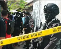  ?? ALLEX QOMARULLA/JAWA POS ?? SIAGA: Polisi menjaga rumah terduga teroris di Jalan Tanah Merah 2, Kali Kedinding, Kenjeran, Surabaya, Senin (19/6).