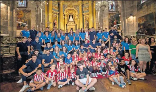  ??  ?? OFRENDA A LA VIRGEN. Los equipos masculino y femenino del Athletic, ayer en la Basílica de Begoña, patrona de Vizcaya.