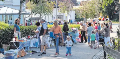  ?? FOTO: GISELA SGIER ?? Zahlreiche Schnäppche­njäger sind am Samstag in Friesenhof­en beim ersten Floh- und Trödelmark­t unterwegs.