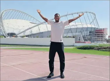  ??  ?? EN DOHA. Abderrahma­n, la sensación del 400 vallas, en la pista de calentamie­nto del Khalifa Stadium.