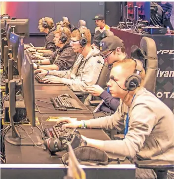  ?? FOTO: IMAGO ?? Die Frage, ob E-Sportler, wie hier bei der DreamHack Leipzig, am Bildschirm Sport betreiben, wird im deutschen Sport selbst kontrovers diskutiert.