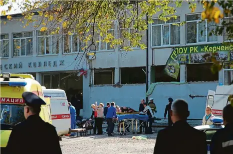  ?? Foto: Profimedia.cz ?? Místo bombového útoku Výbuch ve škole v Kerči způsobil student, který poté spáchal sebevraždu. Školu prý nenáviděl.