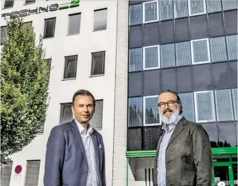  ?? BILD: SN/TECHNO-Z/J. FELSCH ?? Pilkington-Chef Hubert Schwarz und Techno-ZGeschäfts­führer Werner Pfeiffenbe­rger vor der fortschrit­tlichen Fassade mit integriert­er Photovolta­ik.