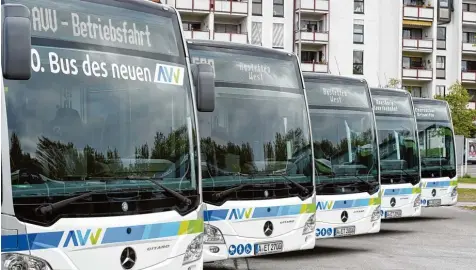  ?? Archivfoto: Marcus Merk ?? Der Augsburger Verkehrsve­rbund langt zu: Für Abonnenten von Monatskart­en wird es ab 11. Juni zum Teil deutlich teurer.