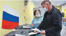  ?? FOTO: PAVEL LISITSYN /IMAGO IMAGES ?? Wahllokal in Jekaterinb­urg: Opposition­elle zweifeln an, dass bei der Duma-Wahl in Russland alles mit rechten Dingen zuging.