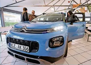  ??  ?? Beim Tag der offenen Tür konnten die Kunden bereits ausführlic­h das neue Citroën-Modell unter die Lupe nehmen. Wer den Termin verpasst hat, kann eine Besichtigu­ng jedoch jederzeit nachholen.