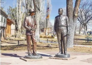  ?? ?? Vista de las estatuas de J. Robert Oppenheime­r y el general de brigada Leslie R. Groves Jr. cerca del Fuller Lodge en el Parque Histórico Nacional del Proyecto Manhattan, en Los Álamos, Nuevo México.