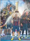  ?? PERE PUNTI / MUNDO DEPORTIVO ?? Víctor levanta el trofeo