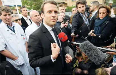  ??  ?? ACTO. El candidato del movimiento En Marcha!, Emmanuel Macron, asistió al homenaje al policía asesinado en el atentado.