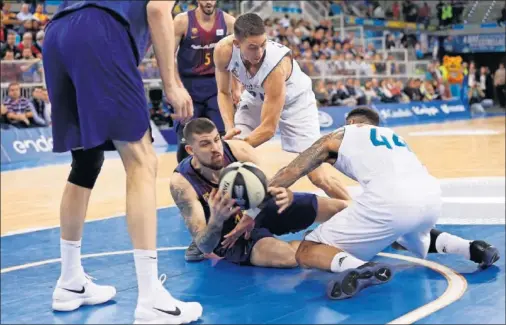  ??  ?? JORNADA EXTRAÑA. La Selección juega un partido oficial mientras Barcelona y Real Madrid se enfrentan en el Palau Blaugrana.