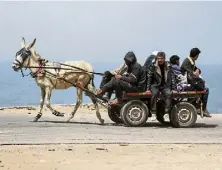  ?? ?? People are fleeing Gaza City as fighting continues.