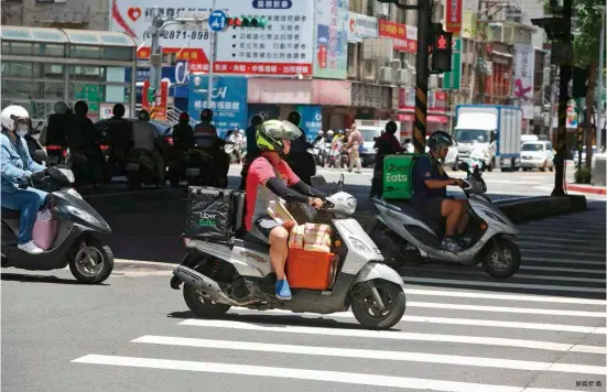  ?? 蘇義傑攝 ?? 台灣人的生活已被外送­大軍包圍，在路上等個紅燈，隨處可見foodpa­nda、Uber Eats的機車。