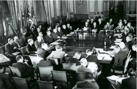  ?? (© OTAN) ?? Photo ci-dessus :
Première réunion du
Conseil de l’Atlantique nord, réunissant les ministres des Affaires étrangères des États signataire­s du Traité de l’Atlantique nord — les ÉtatsUnis, le Canada, la Belgique, le Danemark, la France, les Pays-Bas, l’Islande, l’Italie, le Luxembourg, la Norvège, le Royaume-Uni et le Portugal —, à Washington, le 17 septembre 1949, il y a plus de soixante-dix ans.
