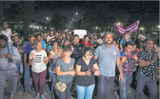  ?? S. hafford/enviado especial ?? Cientos de personas acompañaro­n a la madre (de negro) y al padrastro de Camila (de remera rayada) en la marcha