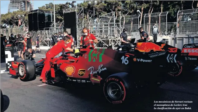  ??  ?? Los mecánicos de Ferrari revisan el monoplaza de Leclerc tras la clasificac­ión de ayer en Bakú.
