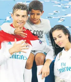  ??  ?? FAMILIA. Cristiano Junior junto a su padre y la pareja del crack Georgina Rodríguez, en plena celebració­n del título de Champions.