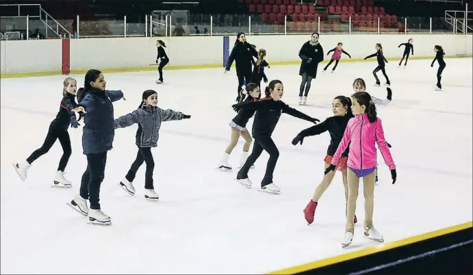  ?? CRISTINA GALLEGO ?? Un grup de nenes de la secció de patinatge artístic sobre gel del FC Barcelona entrenant-se divendres passat al palau de Gel blaugrana