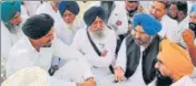  ?? HT PHOTO ?? BJP leader Manjinder Singh Sirsa meeting Sidhu Moose Wala’s family at Moosa in Mansa on Sunday.