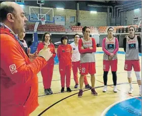  ?? FOTO: FOTO: LOF/FEB ?? El selecciona­dor, Lucas Mondelo, dando instruccio­nes a sus jugadoras