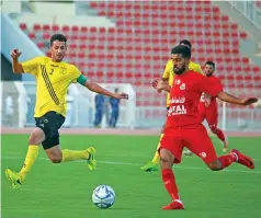  ?? (Muscat Daily) ?? Action from the match between Fanja and Al Salam at the SQSC on Tuesday