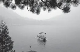  ?? RICH PEDRONCELL­I/AP ?? Smoke from the Caldor Fire shrouds Fallen Leaf Lake on Tuesday near South Lake Tahoe, Calif. The massive wildfire has scorched more than 190 square miles.