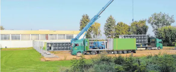  ?? FOTO: WOLFGANG LUTZ ?? Diese Woche wurden die Schulconta­iner auf dem Sportplatz nach rund zwei Jahren wieder abmontiert und zum Abtranspor­t verladen.