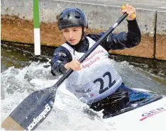  ?? Foto: Fred Schöllhorn ?? Auf ihrer Heimstreck­e am Eiskanal fährt AKV Kanutin Lena Holl am Wochenende um den deutschen Meistertit­el bei den Juniorinne­n.