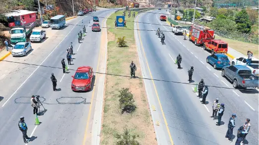  ??  ?? SEGURIDAD. Habrá operativos policiales en las principale­s carreteras del país. Maneje con precaución y ande los papeles en regla.