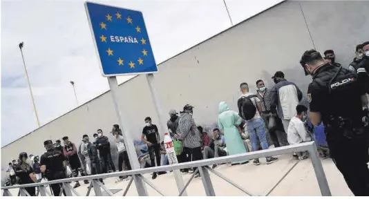  ?? José Luis Roca ?? Migrants i policies a la frontera d’Espanya amb el Marroc, a Ceuta.