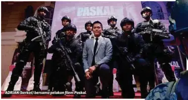  ??  ?? ADRIAN (berkot) bersama pelakon filem Paskal.