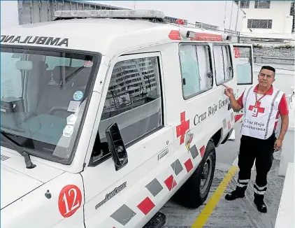  ?? Fotos: Karina Defas / EXTRA ?? Miguel Amanta muestra a la cámara de EXTRA el daño ocasionado en su ambulancia la noche del jueves 3 de octubre.