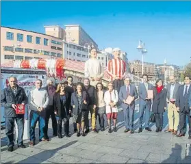  ?? FOTO: JUAN ECHEVERRÍA ?? Vestido de rojiblanco El Puente de la Ribera se engalanó para la ocasión