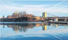  ?? FOTO: PHILIPP RICHTER ?? Der Baggersee in Grenis mit Kieswerk und Kiesgrube sowie Asphaltmis­chanlage im Dezember 2020: Hier soll in Zukunft auch der Kies aus dem Altdorfer Wald verarbeite­t werden.