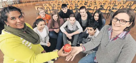  ?? RP-FOTO: GOTTFRIED EVERS ?? Die AG „Debattierc­lub“mit den Lehrerinne­n Sharmila Rücker (links) und Kristina Hegemann setzt sich für gesundes Essen an Schulen ein.