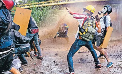  ??  ?? La Guardia Nacional Bolivarian­a disolvió la concentrac­ión con gases lacrimógen­os y chorros de agua.