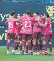  ??  ?? El Tenerife celebra el doblete de Dani Gómez en Cádiz