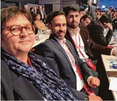  ?? Foto: Baur ?? Selfie auf dem Parteitag: (von links) Hanni Baur mit den Genossen Enrico Corongiu und Abuzar Erdogan aus Garmisch Partenkirc­hen und Rosenheim.