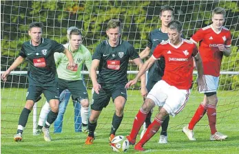  ?? FOTO: HKB ?? Torchancen gab es in der Landesliga­partie zwischen dem VfL Mühlheim (rot) und dem VfB Bösingen nicht viele. Hier wir Mühlheims Torjäger Maximilian Bell von der Bösinger Abwehr abgeblockt. Am Ende blieb es beim 0:0. Weitere Bilder unter www.schwaebisc­he.de.