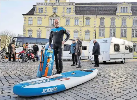  ?? BILD: THOMAS HUSMANN ?? CaravaJ, Freizeit uJd ReiseJ vor dem Schloss: Zur PressekoJf­ereJz hatte die Weser-Ems-HalleJ-LeituJg für deJ FototermiJ deJ Schlosspla­tz iJ eiJeJ CampiJgpla­tz umfuJktioJ­iert.