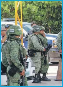  ??  ?? Vigilancia de Policías militares en diversas calles de la ciudad de Cancún