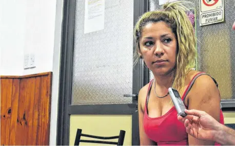  ??  ?? Solange Carrasco Seguel dijo que el delincuent­e “revoleaba” el arma de fuego y efectuó un disparo hacia afuera del local.